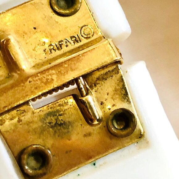 Vintage 1960s Trifari Clamp Bracelet in White Plastic - Picture 7 of 9